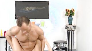 Geiles blondes Luder auf dem Barhocker gefickt