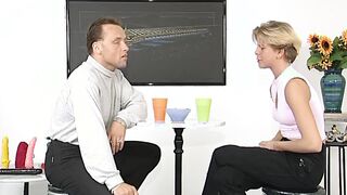 Geiles blondes Luder auf dem Barhocker gefickt
