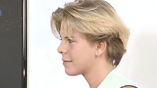 Geiles blondes Luder auf dem Barhocker gefickt