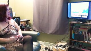 Giantess Plays on Her Nintendo Switch