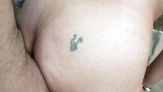 Alte Mom into den verlassenen Wald verschleppt