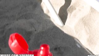 Sun tanning bikini hot has her soak snatch penetrated