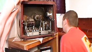 Was ist besser, 18 Year Old + altem TV oder Alte Frau + neuem TV