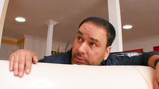 alter mann schaut seiner jungen frau beim ficken zu
