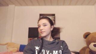 Pure-faced chick masturbates live while she lets you watch
