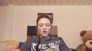 Pure-faced chick masturbates live while she lets you watch