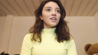 Colombian cam women with virgin face pulls down her jean