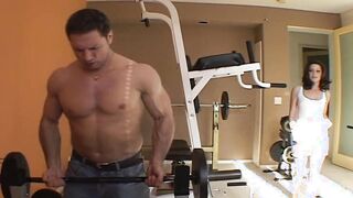 Auf der Fitnessbank gefickt