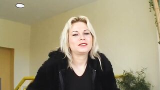 Kerzen into die Vagina gesteckt