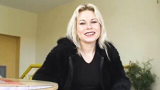 Kerzen into die Vagina gesteckt