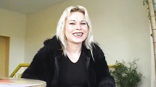 Kerzen into die Vagina gesteckt