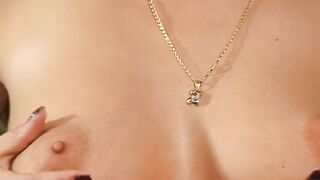 Blonde Tina mit Vibrator alleine im Badezimmer