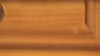 Blonde Tina mit Vibrator alleine im Badezimmer