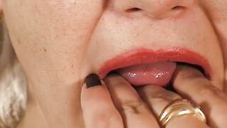 Blonde Tina mit Vibrator alleine im Badezimmer