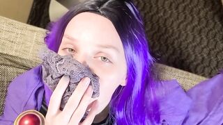 Raven tries toes