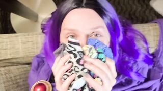 Raven tries toes