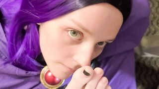 Raven tries toes