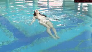 Enjoy Lina Mercury and Mia Ferrari swim nude