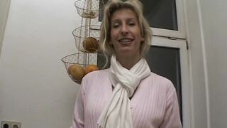 Uschi alleine im Badezimmer testet neues Spielzeug