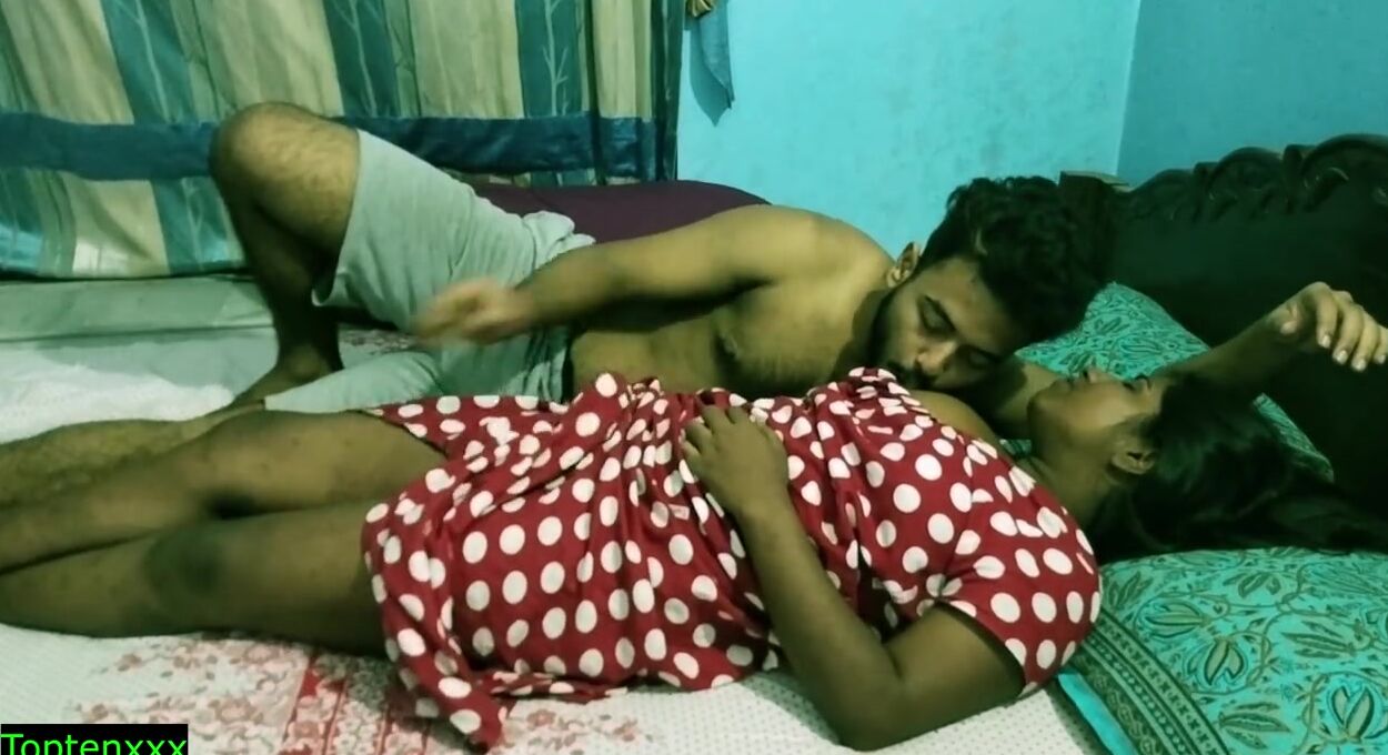 Tamil babe 19 yo romantic sex at hotel room with Hindi audio imagen