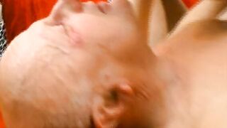 Stiefvater erwischt Tochter + Freundin und macht sofort mit