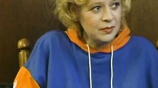 Reporter fragen: was machen Hausfrauen allein zu Hause