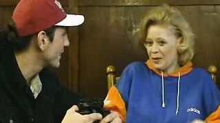 Reporter fragen: was machen Hausfrauen allein zu Hause
