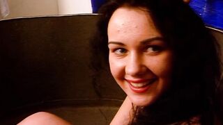Schuechterne Julia Startet mit der Dusche