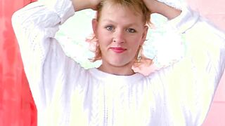 WIr lernen Cutie mit dem Vibrator vor der Kamera