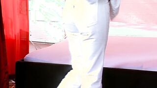 WIr lernen Cutie mit dem Vibrator vor der Kamera