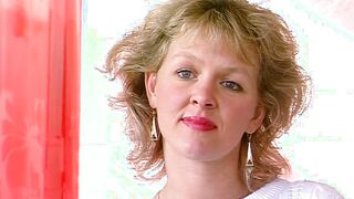 WIr lernen Cutie mit dem Vibrator vor der Kamera