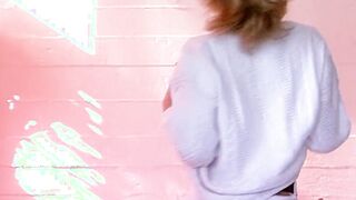 WIr lernen Cutie mit dem Vibrator vor der Kamera
