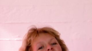 WIr lernen Cutie mit dem Vibrator vor der Kamera