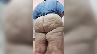 Huge butt shaking