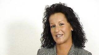Dark Haired Cougar Solo bei German Casting