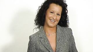 Dark Haired Cougar Solo bei German Casting