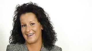 Dark Haired Cougar Solo bei German Casting