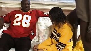 2 Bombshell ebonies hava a sex into the sport complex
