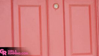 GIRLSRIMMING - Hot Leah Winters gives a juicy rimjob and get fucked