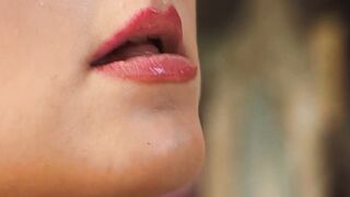 Blonde Mom auf der Couch Solo Masturbation