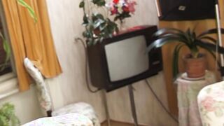 Blonde Mom auf der Couch Solo Masturbation