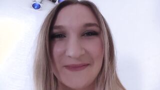 Sina bekommt beim Porno Casting den Arsch gestopft