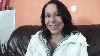 Junges Teenie Dark Hair beim Casting an Ihrem Geburtstag
