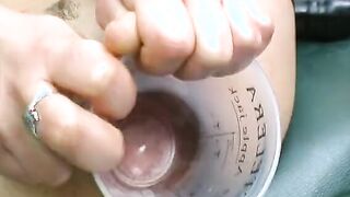 Fantaflasche im Arsch - die Snatch flattert wie ein Schmetterling