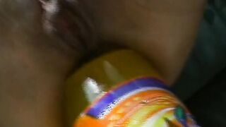 Fantaflasche im Arsch - die Snatch flattert wie ein Schmetterling