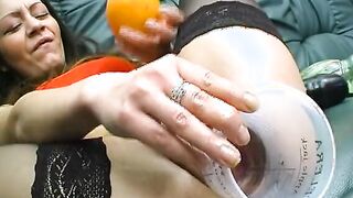 Fantaflasche im Arsch - die Snatch flattert wie ein Schmetterling