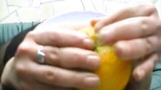 Fantaflasche im Arsch - die Snatch flattert wie ein Schmetterling