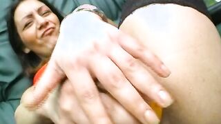 Fantaflasche im Arsch - die Snatch flattert wie ein Schmetterling