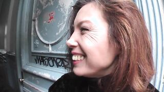 Teenie Claudia lernt Deep Throat