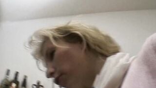 blondine rasiert sich fuer den nachbarn und spielt mit dem toy